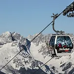 Tirol アパート